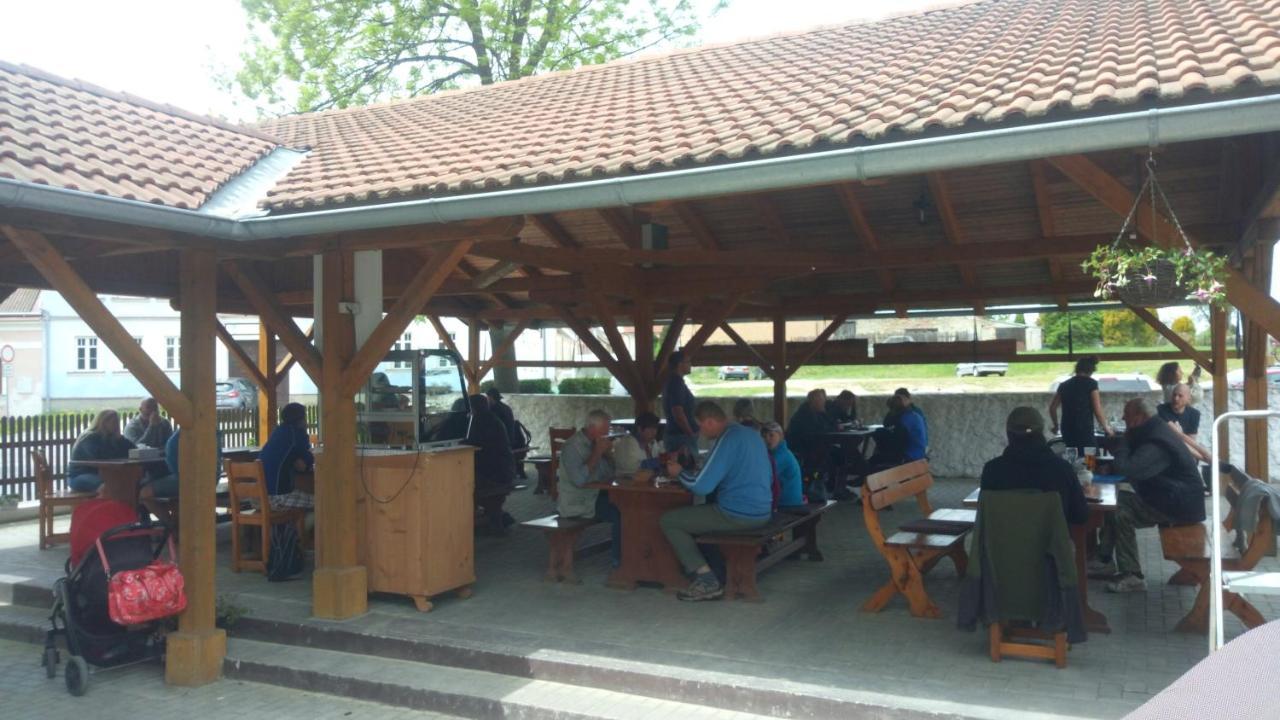Restaurace A Penzion Ubrousku Prostri Se Nová Bystřice Exterior foto